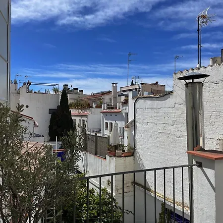 Vakantiehuis Charming Casa In Centre & Minutes To Sitges